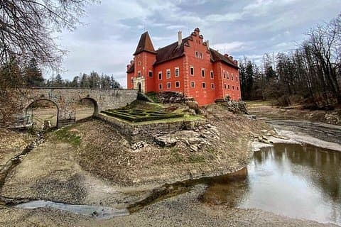 Cervena Lhota Castle