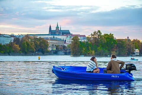 2-hour Motorboat Rental Prague without licence up to 5 Passengers