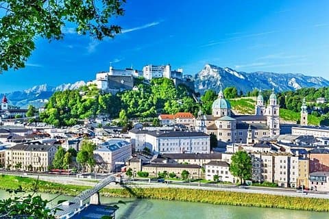 Private Scenic Transfer from Prague to Salzburg with 4h of Sightseeing