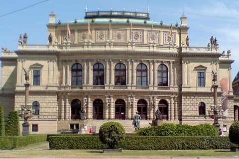 Visit the Jewish Quarter of Prague. Interiors. In Spanish