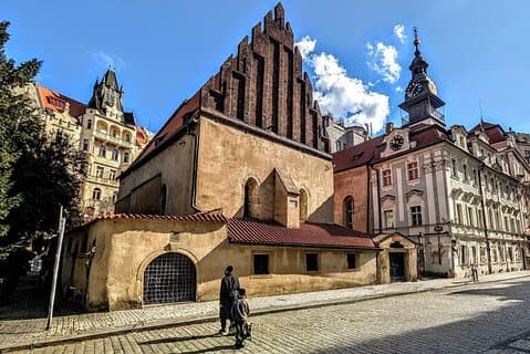 Jewish Prague: Guided Tour with Synagogues & Cemetery Entry