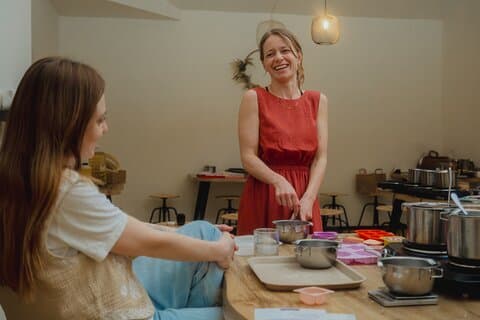 Relaxed workshop setting with individual tables