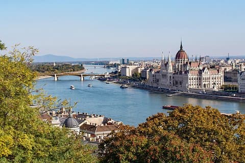 Prague to Budapest Private Transfer with 2 hours of Sightseeing