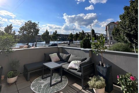 Sundowner Bites and Drinks with Celebrity Chef on the Vltava