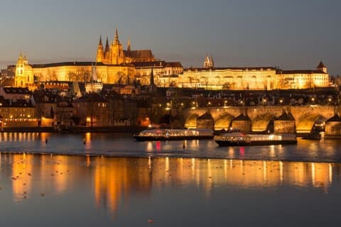 Prague Crystal Dinner: 3-Hour Panoramic Glass Boat Cruise