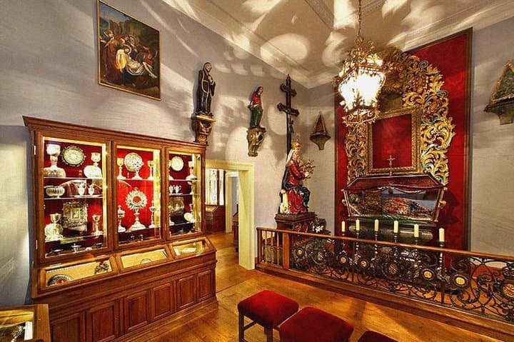 Admire Castle Museum and Cesky Krumlov Castle