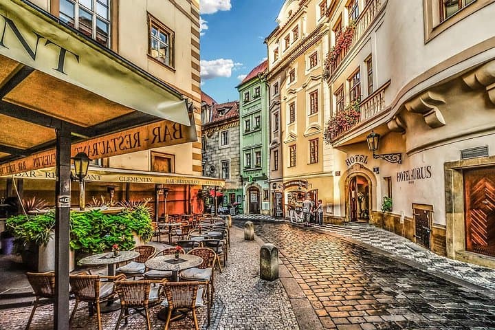 Transfer from Karlovy Vary to Prague: Private daytrip with 2h for sightseeing