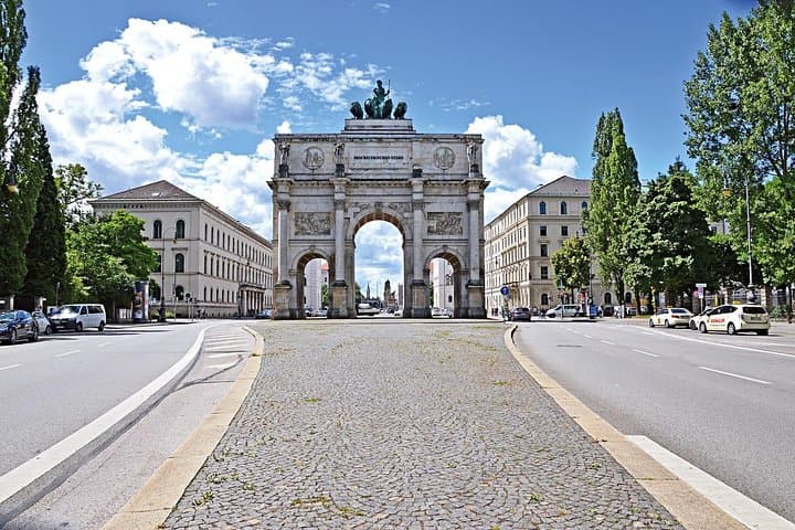 Private Car Transfer from Prague to Munich with 2h of Sightseeing