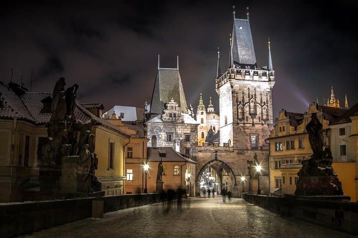 Transfer from Cesky Krumlov to Prague with 2h for sightseeing