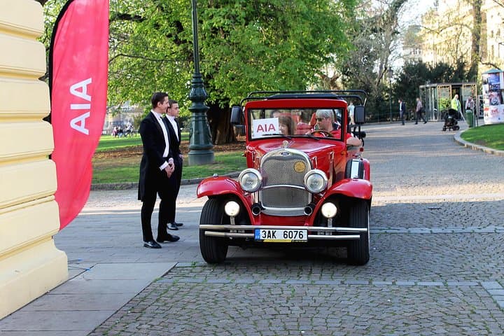 1,5 hour oldtimer convertible Prague sightseeing tour