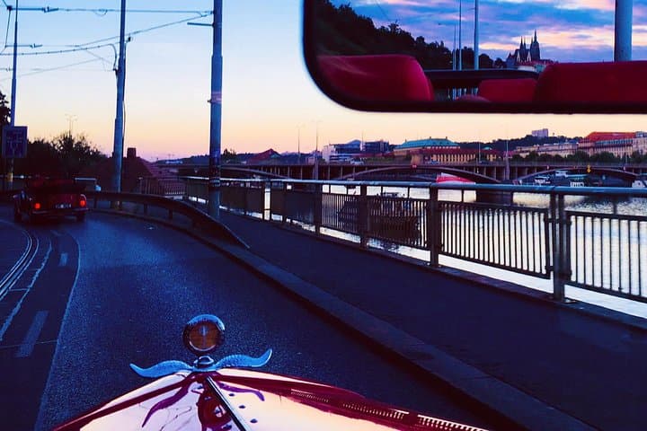 1,5 hour oldtimer convertible Prague sightseeing tour