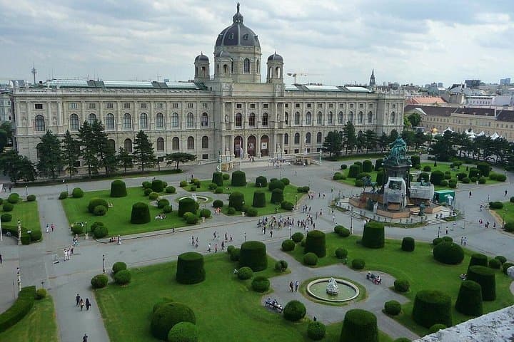 Prague to Vienna Private Car Transfer with Sightseeing Stop