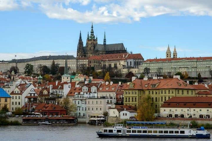 Prague Castle in Spanish, includes tickets and private transport to the Castle