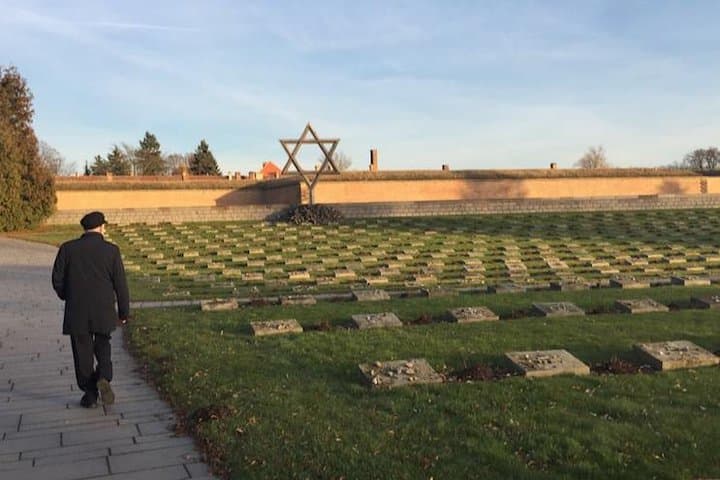 Terezin in Spanish with tickets and transportation from Prague.