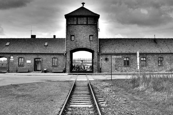 Terezin in Spanish with tickets and transportation from Prague.