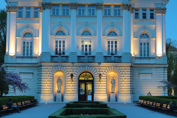 Private Transfer from Prague to Warsaw with 2h of Sightseeing