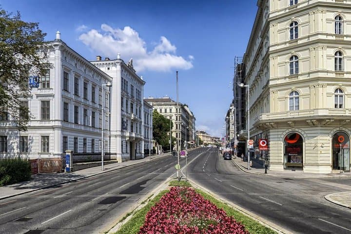 PRIVATE TOUR: From Prague to stunning Vienna with local guide