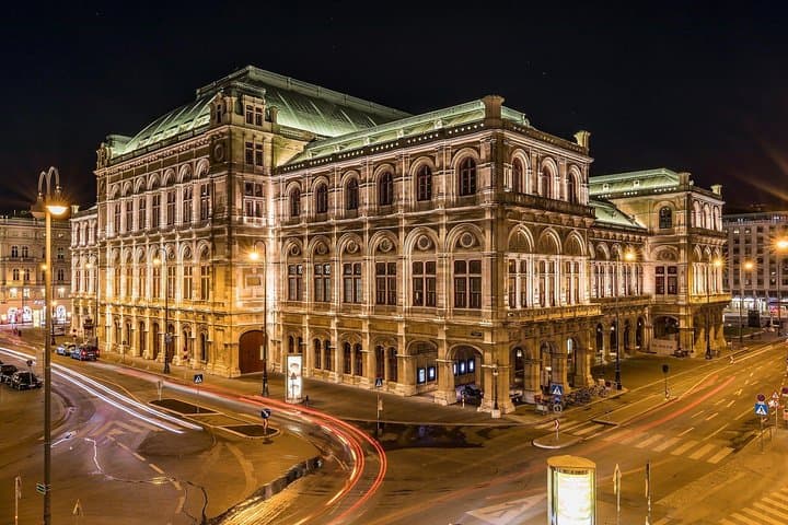 PRIVATE TOUR: From Prague to stunning Vienna with local guide