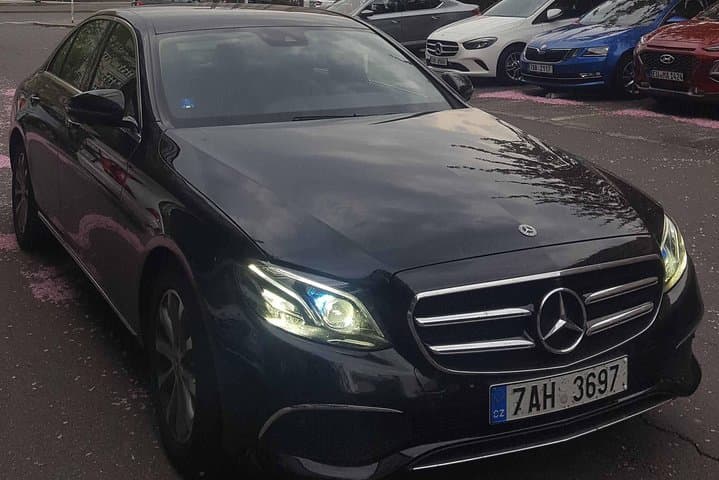Private transfer Prague to Budapest with 2h stop in Bratislava