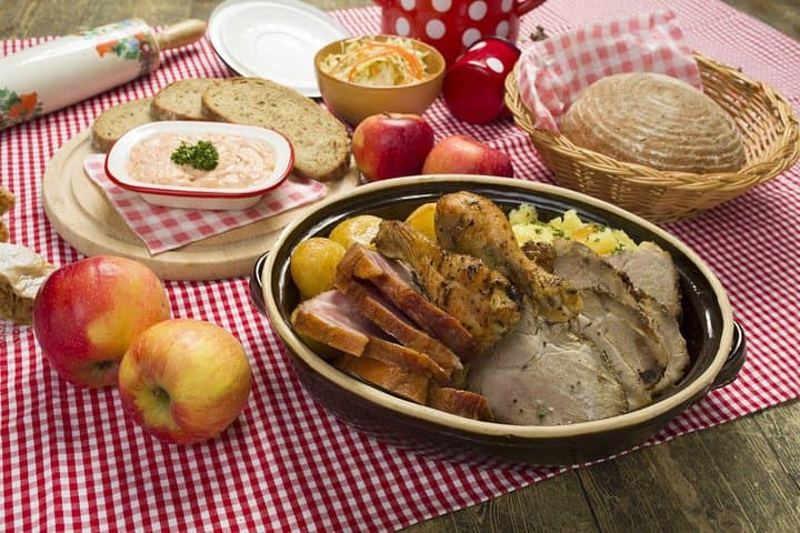 Folklore evening party with dinner, unlimited drinks and music