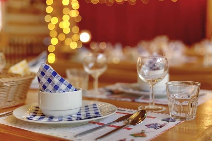 Folklore evening party with dinner, unlimited drinks and music