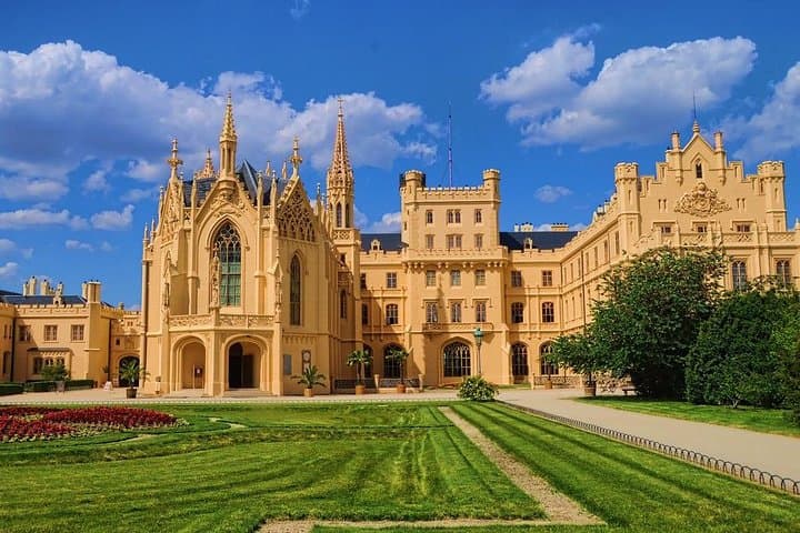 Private transfer from Prague to Vienna with Stopover in Lednice Chateau