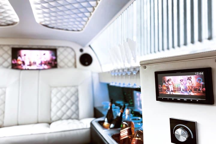 1 hour ride in a lincoln limousine
