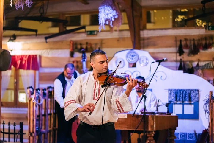 Folklore Dinner with Unlimited Drinks 4course Menu