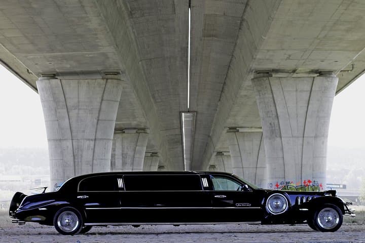 1 hour ride in a lincoln limousine
