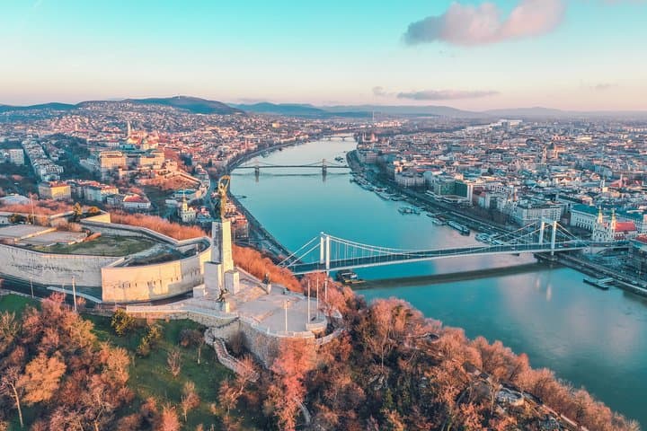 Prague to Budapest - Private Transfer with 2 hours of Sightseeing
