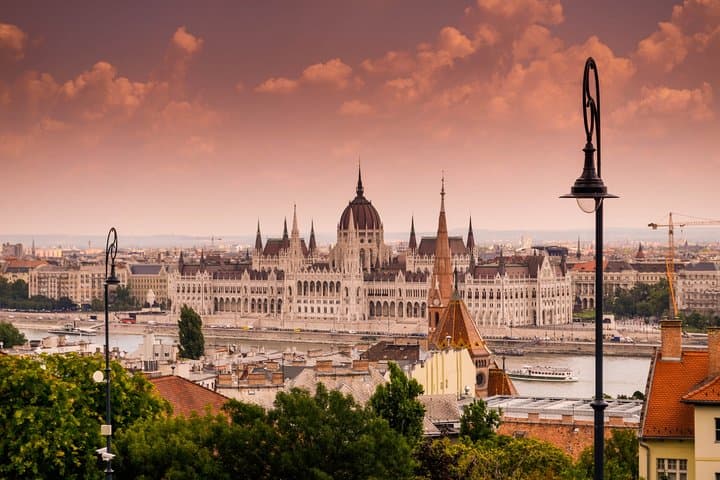 Prague to Budapest - Private Transfer with 2 hours of Sightseeing