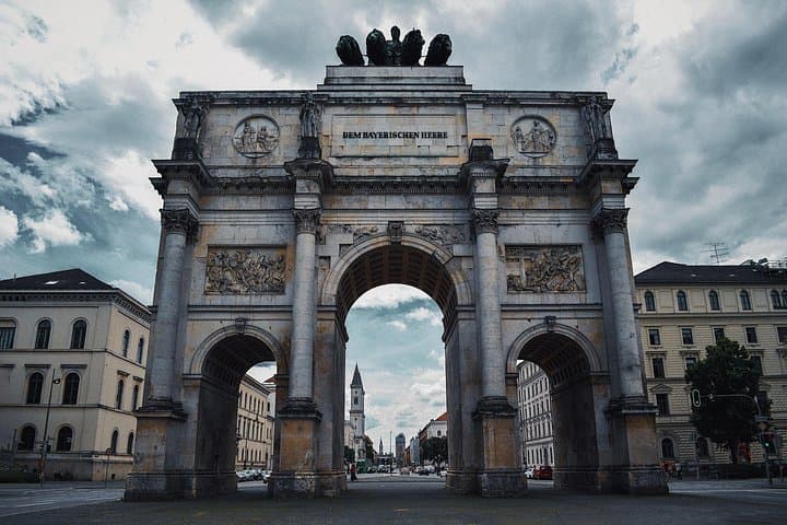 Prague to Munich - Private Transfer with 2 hours of Sightseeing
