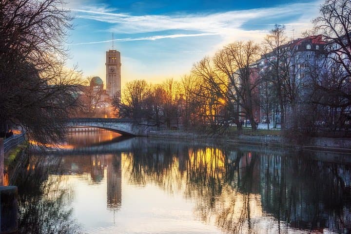 Prague to Munich - Private Transfer with 2 hours of Sightseeing