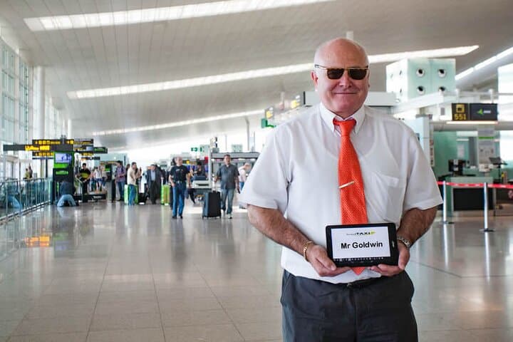 Private Departure Transfer: Central Prague to Vaclav Havel Airport