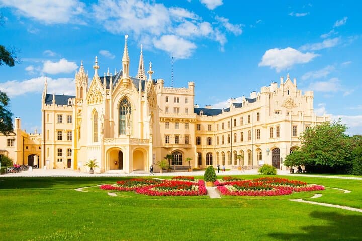 Prague-Budapest One-Way Sightseeing Day Tour