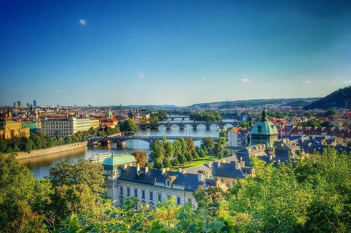 Prague to Budapest Private Car Transfer with Sightseeing Stop