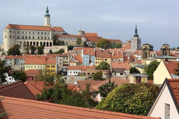 Prague to Budapest Private Car Transfer with Sightseeing Stop