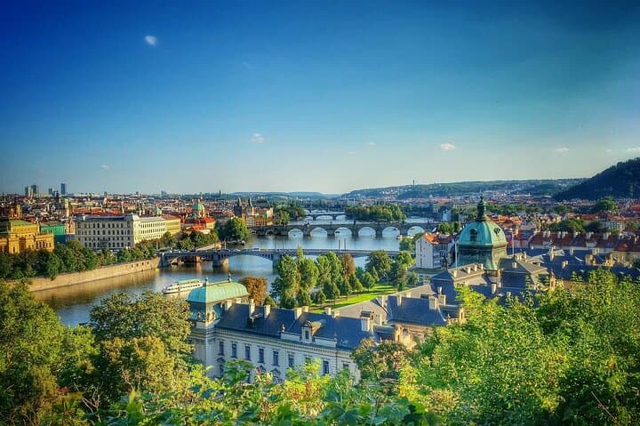 Prague to Passau Private 1-Way Transfer with a Sightseeing Stop