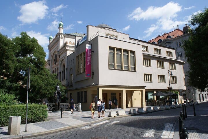 Skip-the-line Jewish Museum and Synagogues Private Tour