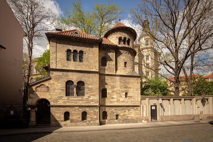 Skip-the-line Jewish Museum and Synagogues Private Tour