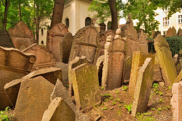 Skip-the-line Jewish Museum and Synagogues Private Tour