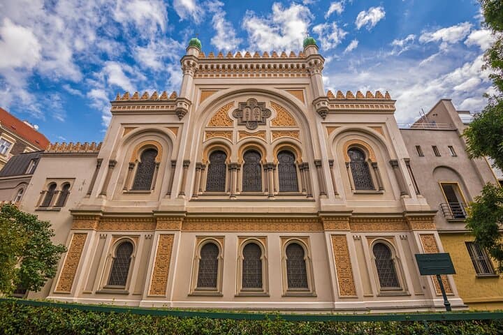 Prague Jewish Quarter Private Tour and Boat Cruise