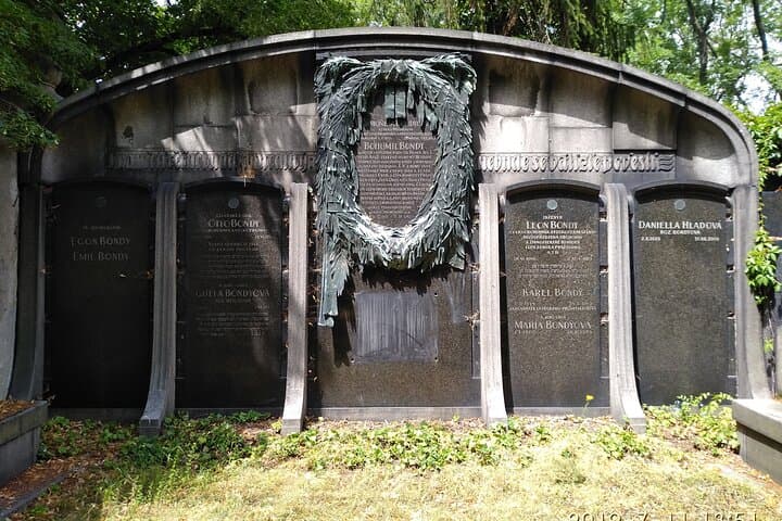 New Jewish Cemetery: The tomb of the Bondy family