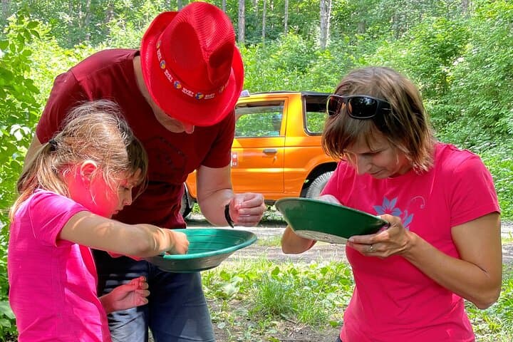 How to pan for the Czech garnets? Age does not matter, everyone enjoy.