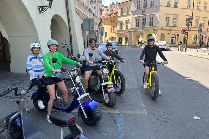 Private live guided E-scooter Tour in Prague: 2 hours