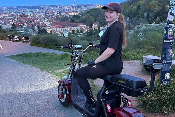Private live guided E-scooter Tour in Prague: 2 hours