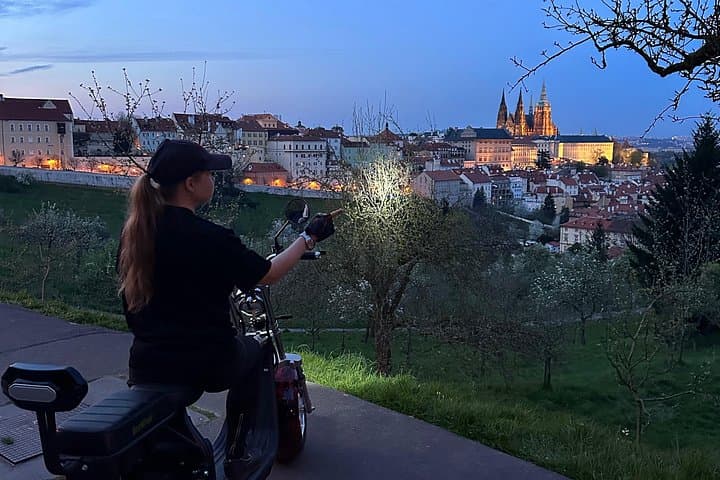 Private live guided E-scooter Tour in Prague: 2 hours