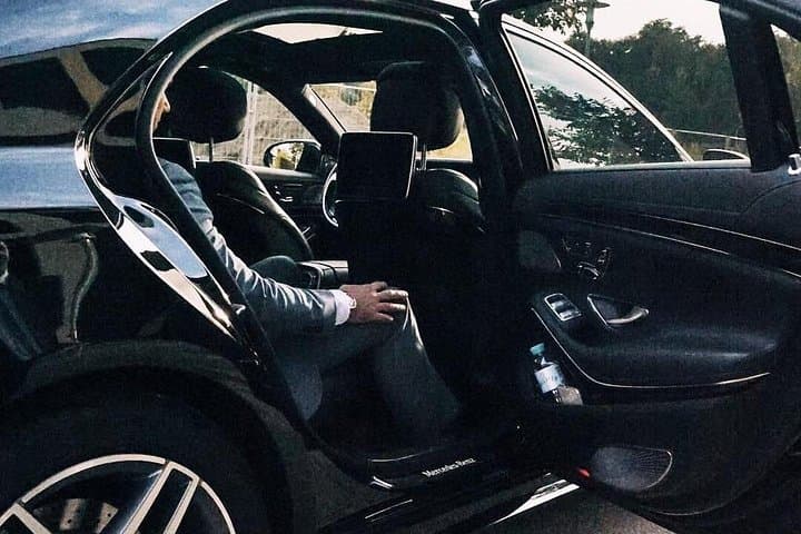 Departure Transfer: Prague to Prague Airport PRG by Business Car