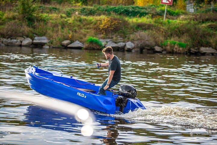 2-hour Motorboat Rental Prague without licence up to 5 Passengers