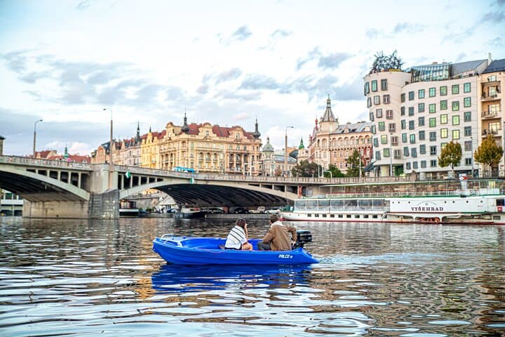 2-hour Motorboat Rental Prague without licence up to 5 Passengers